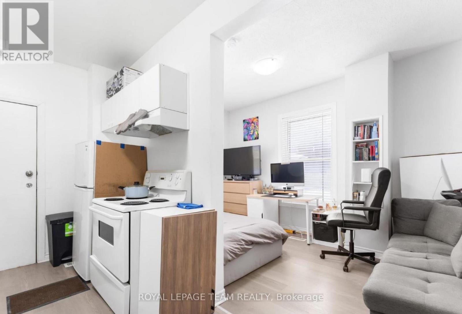 Kitchen / Living Area