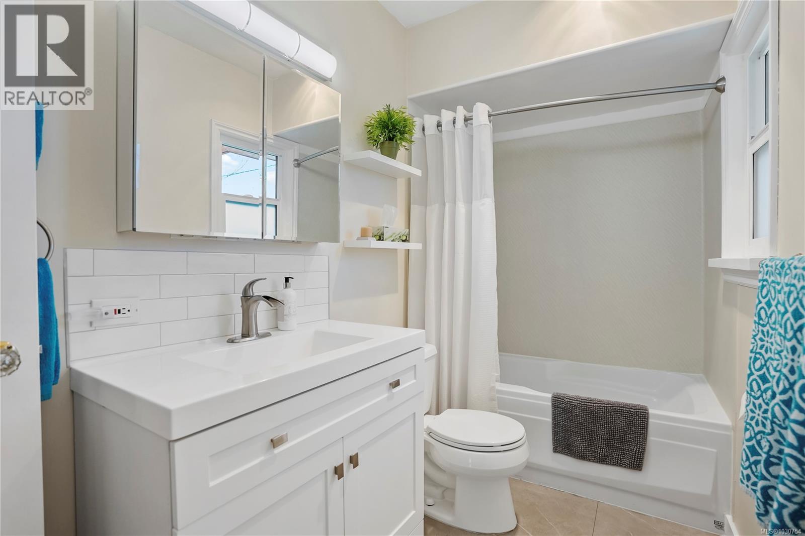  1709 McRae Avenue, Saanich