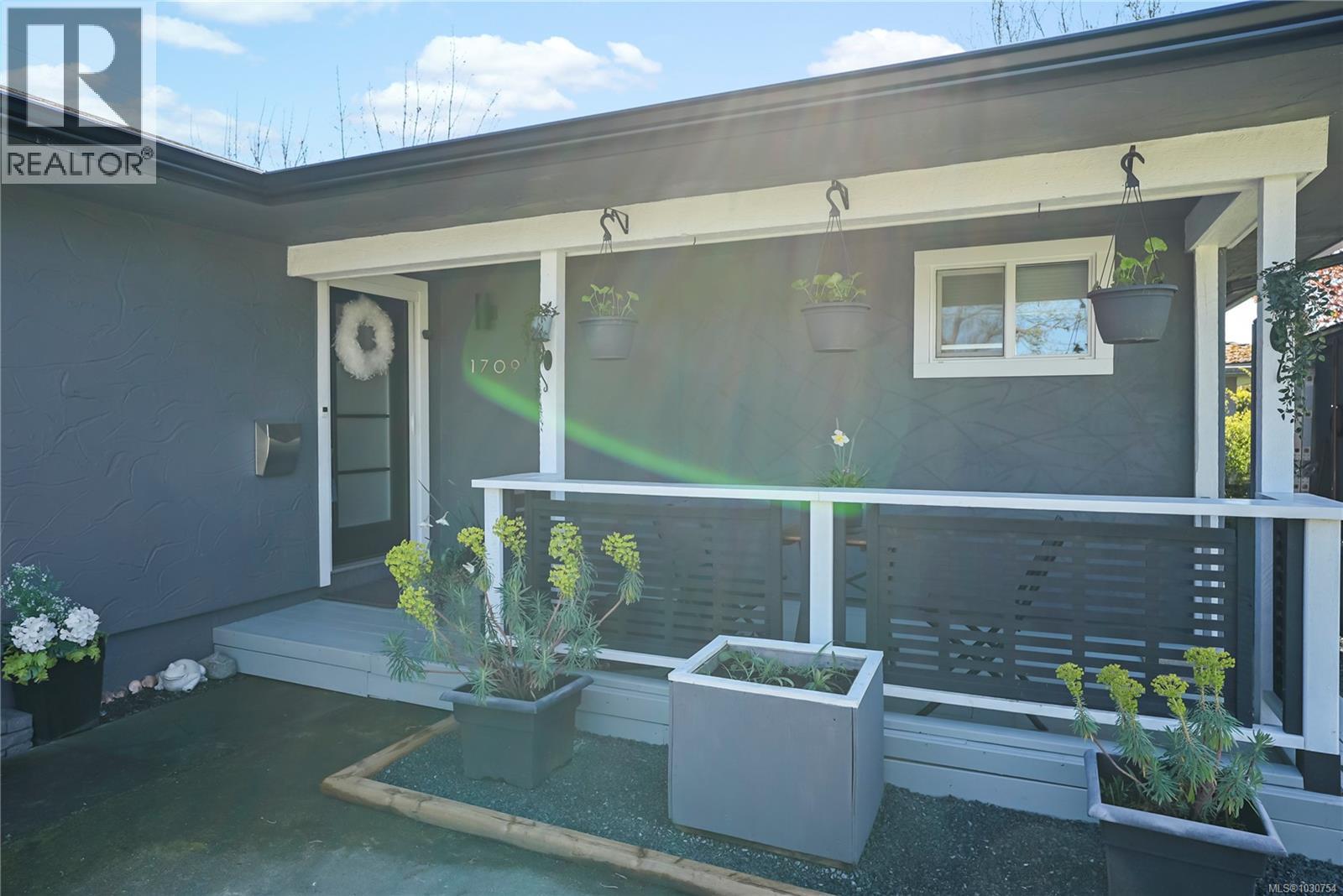  1709 McRae Avenue, Saanich