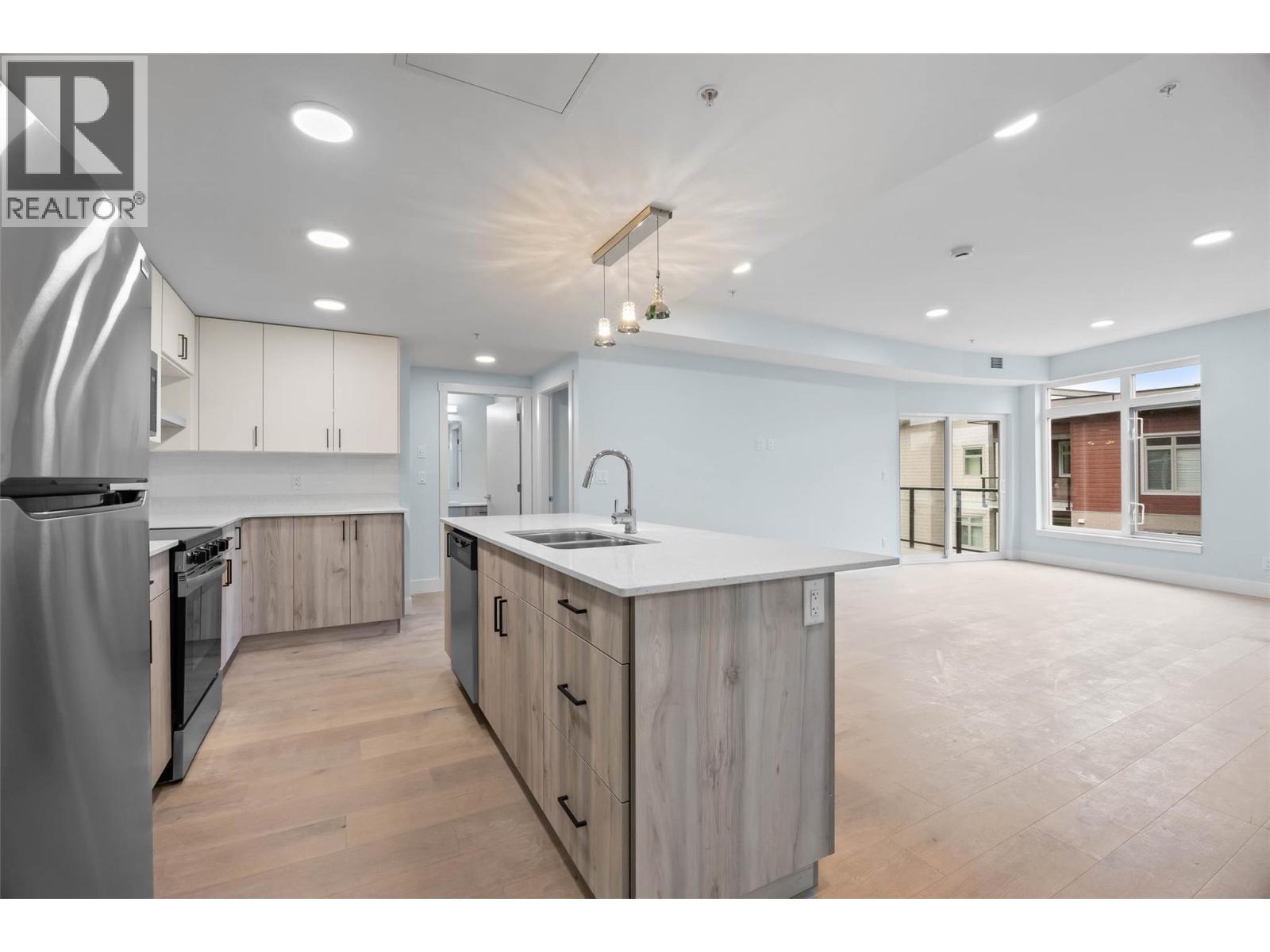 #507 207 Royal Avenue - 4