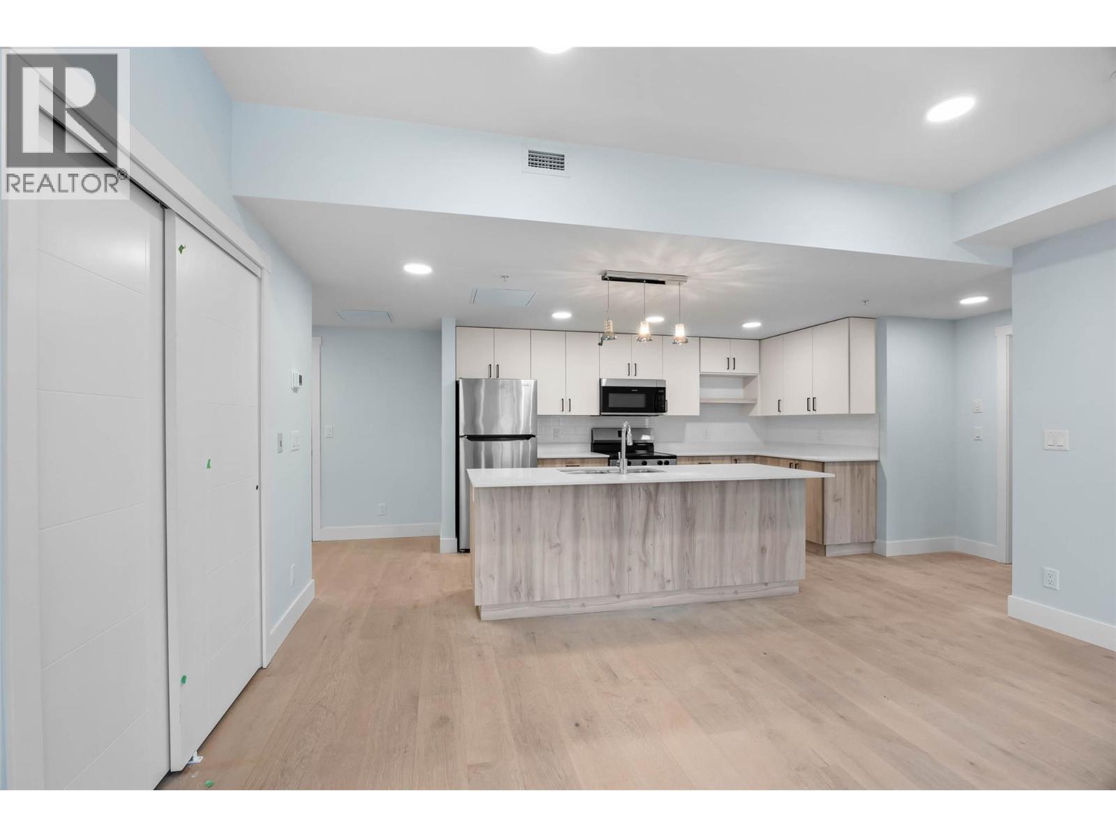 #507 207 Royal Avenue - 5