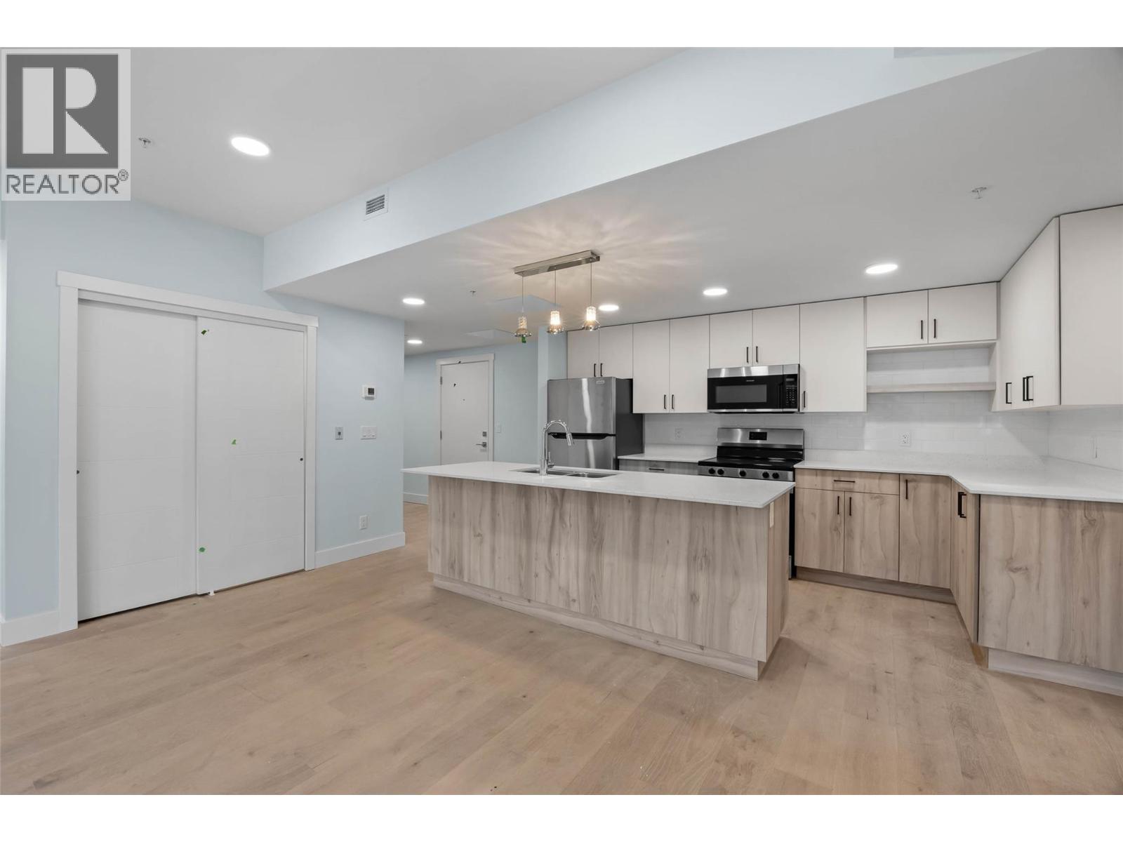 #507 207 Royal Avenue - 6