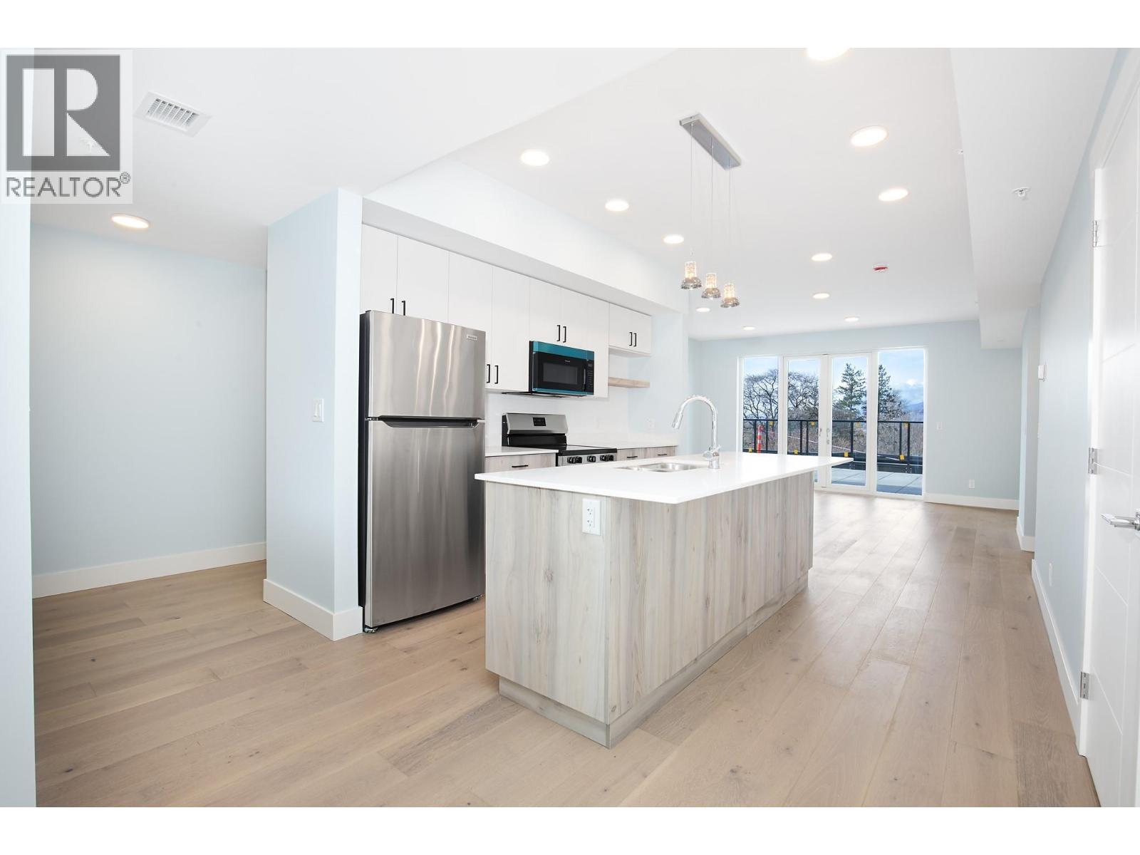 #402 215 ROYAL AVENUE - 4