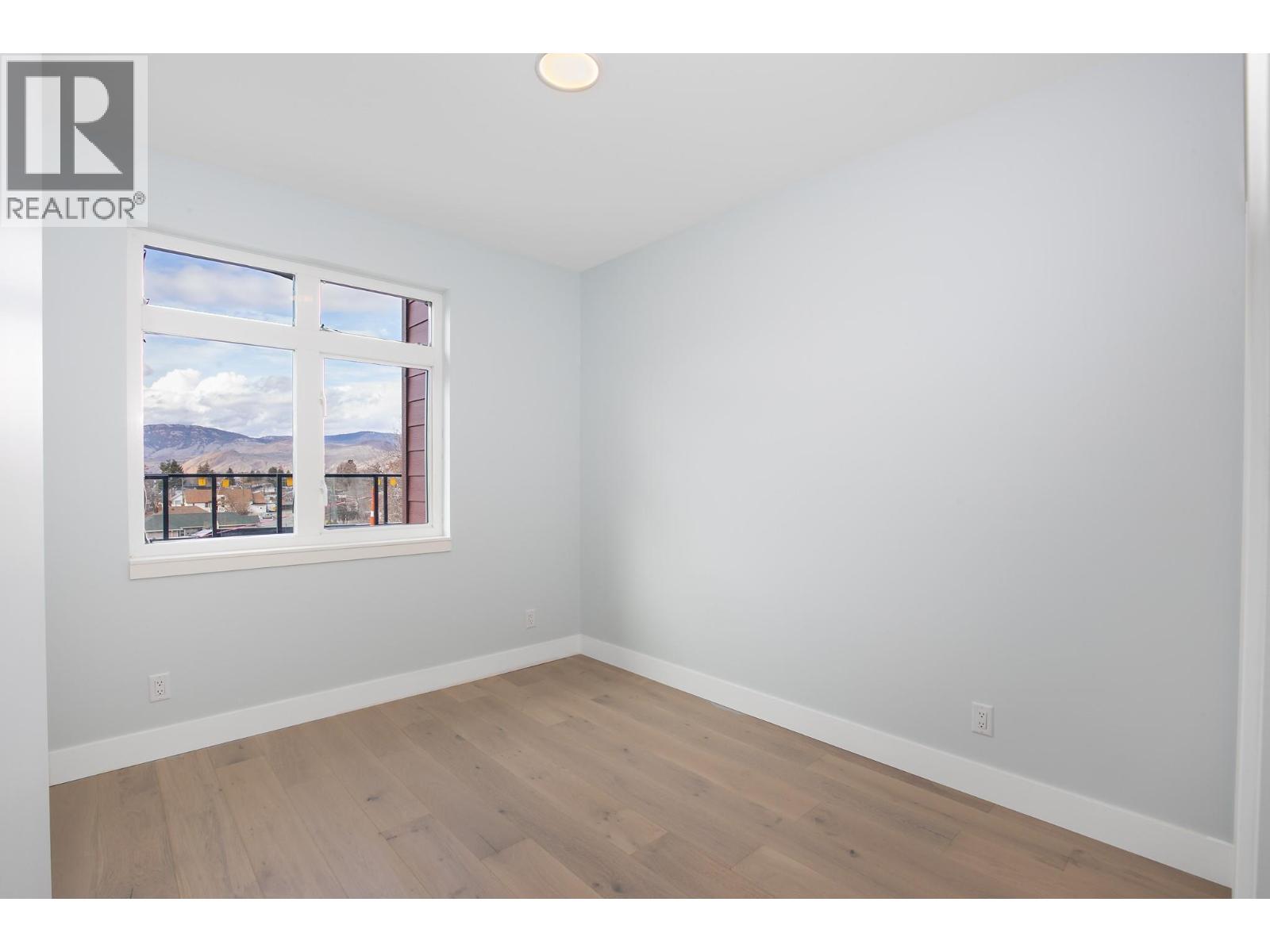 #402 215 ROYAL Avenue - 7