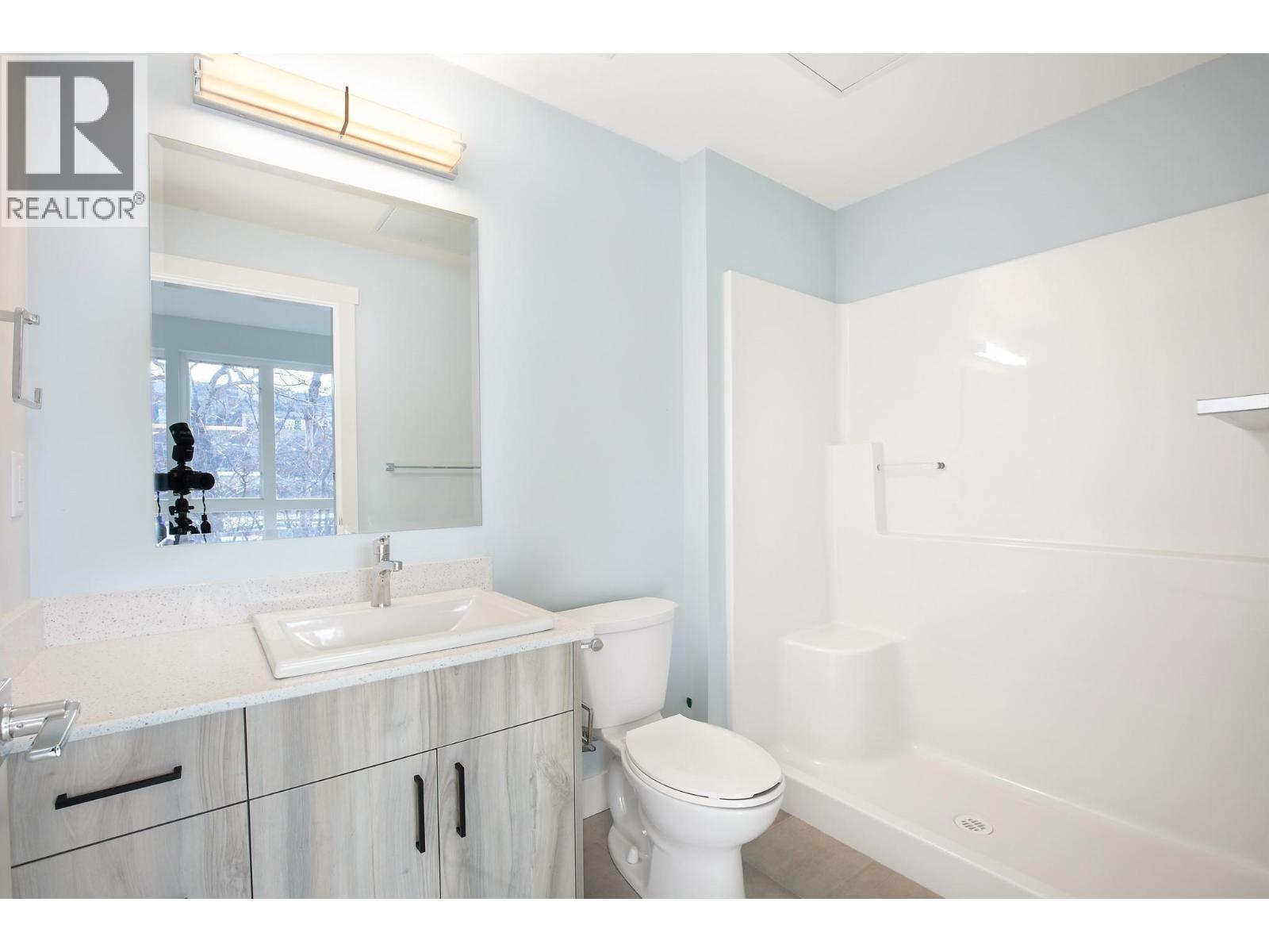 #204 215 ROYAL Avenue - 10