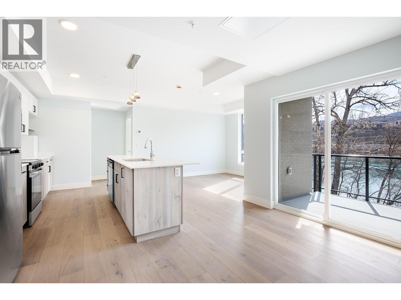 #204 215 ROYAL Avenue - 4