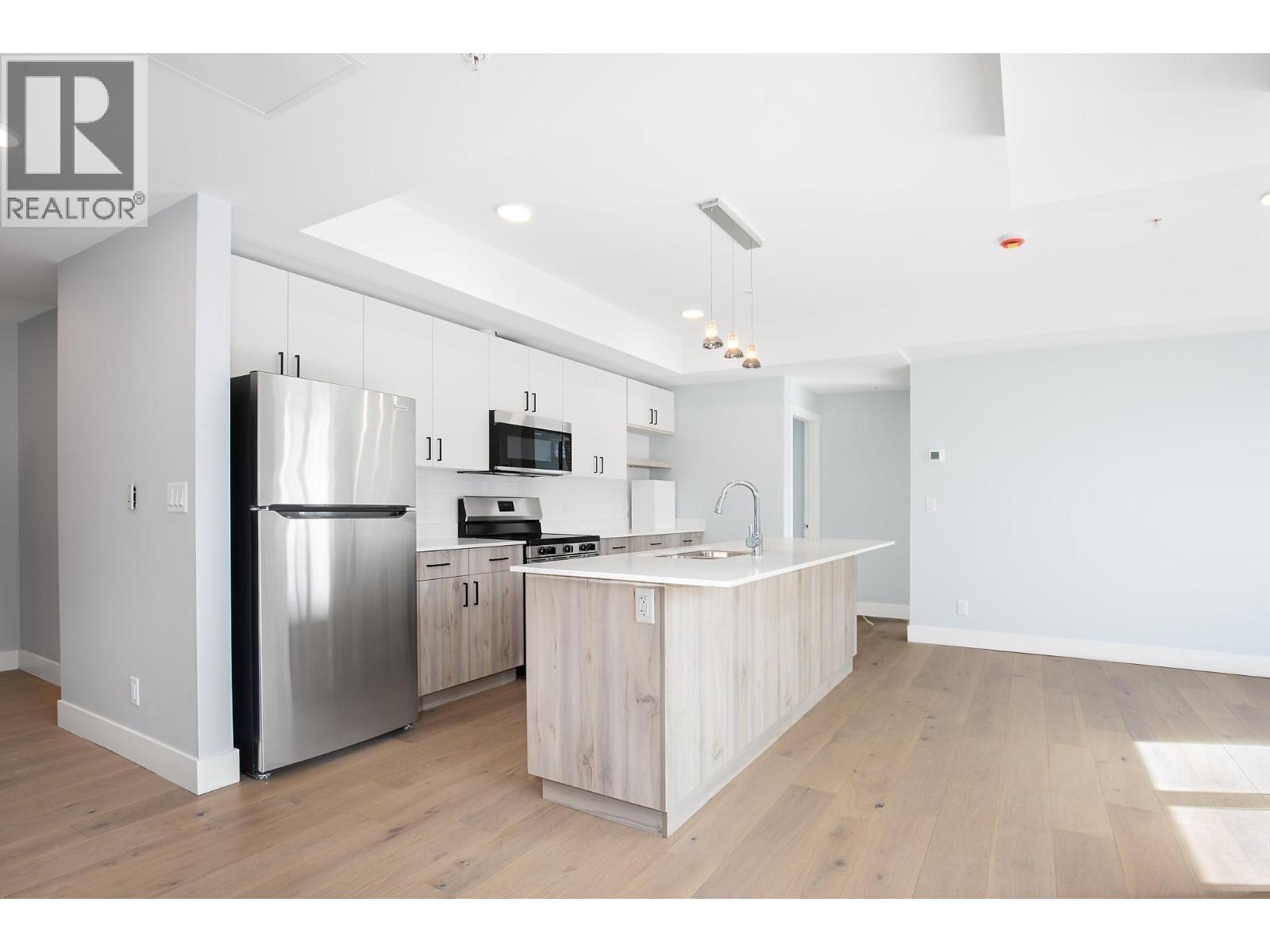 #204 215 ROYAL AVENUE - 6