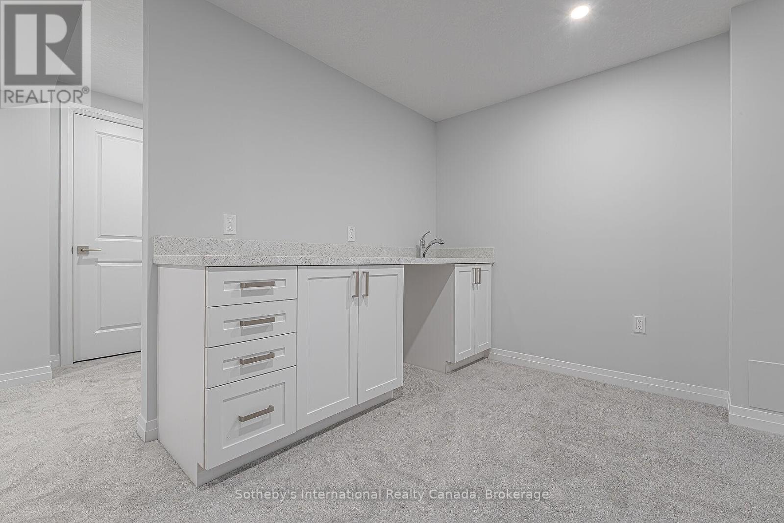 #52 550 GREY STREET - 32