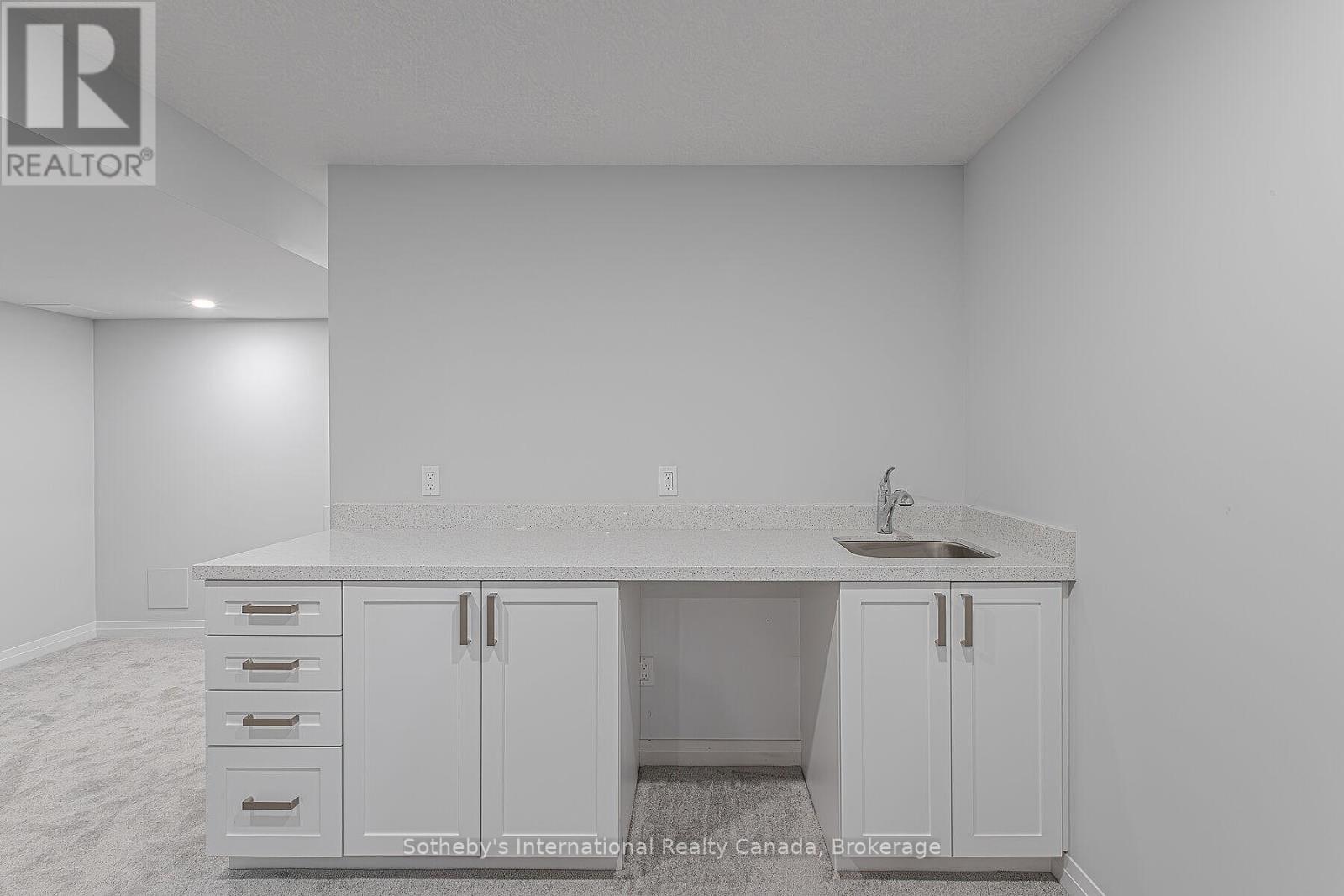 #52 550 GREY STREET - 34