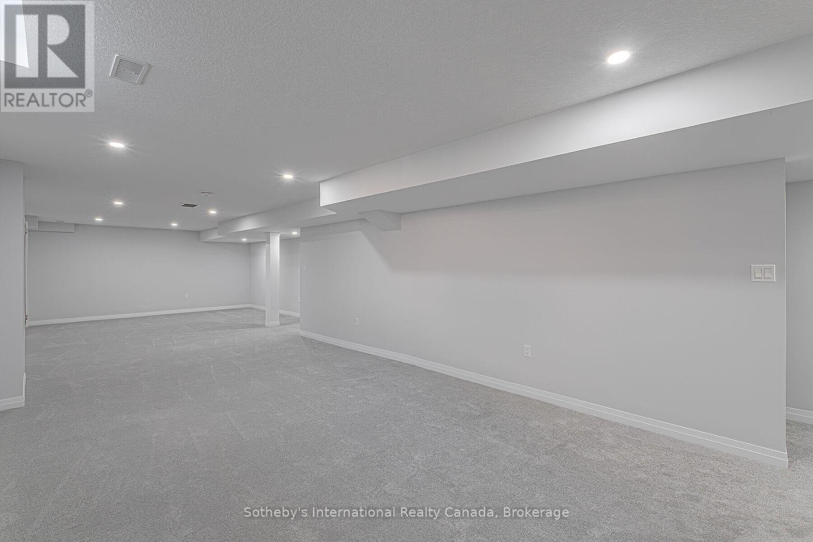 #52 550 GREY STREET - 36
