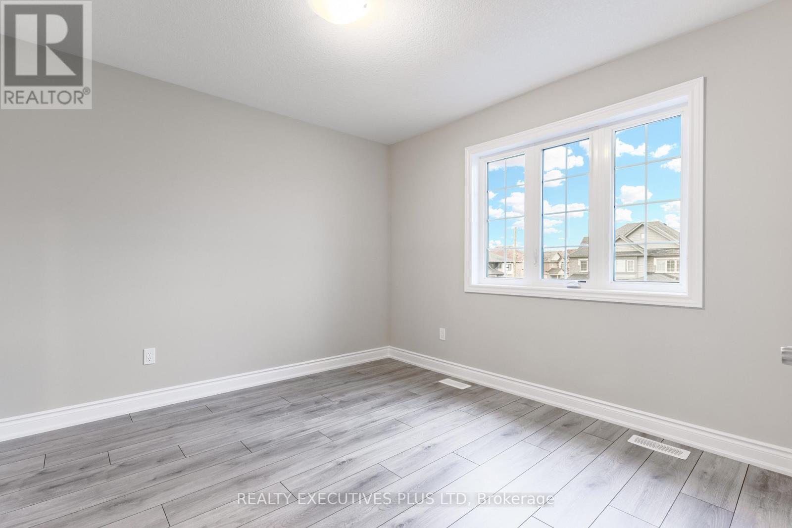 15 VENTURE WAY - 24