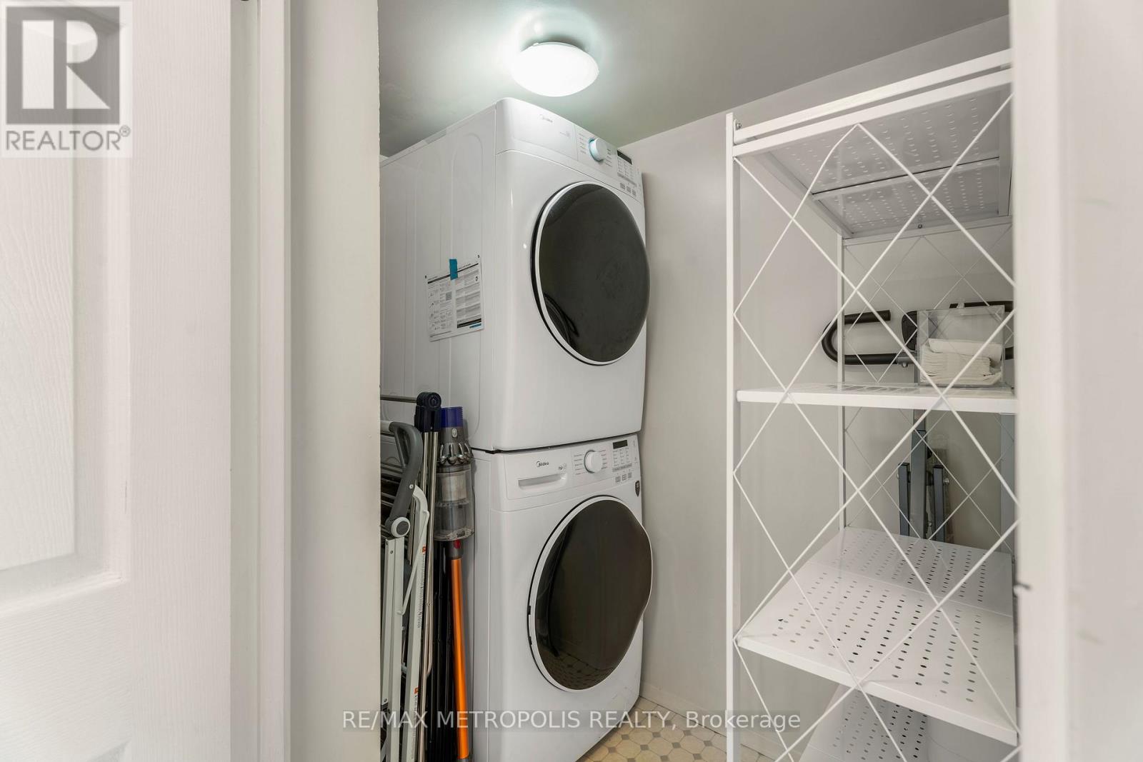 #1707 3233 EGLINTON AVENUE E - 18