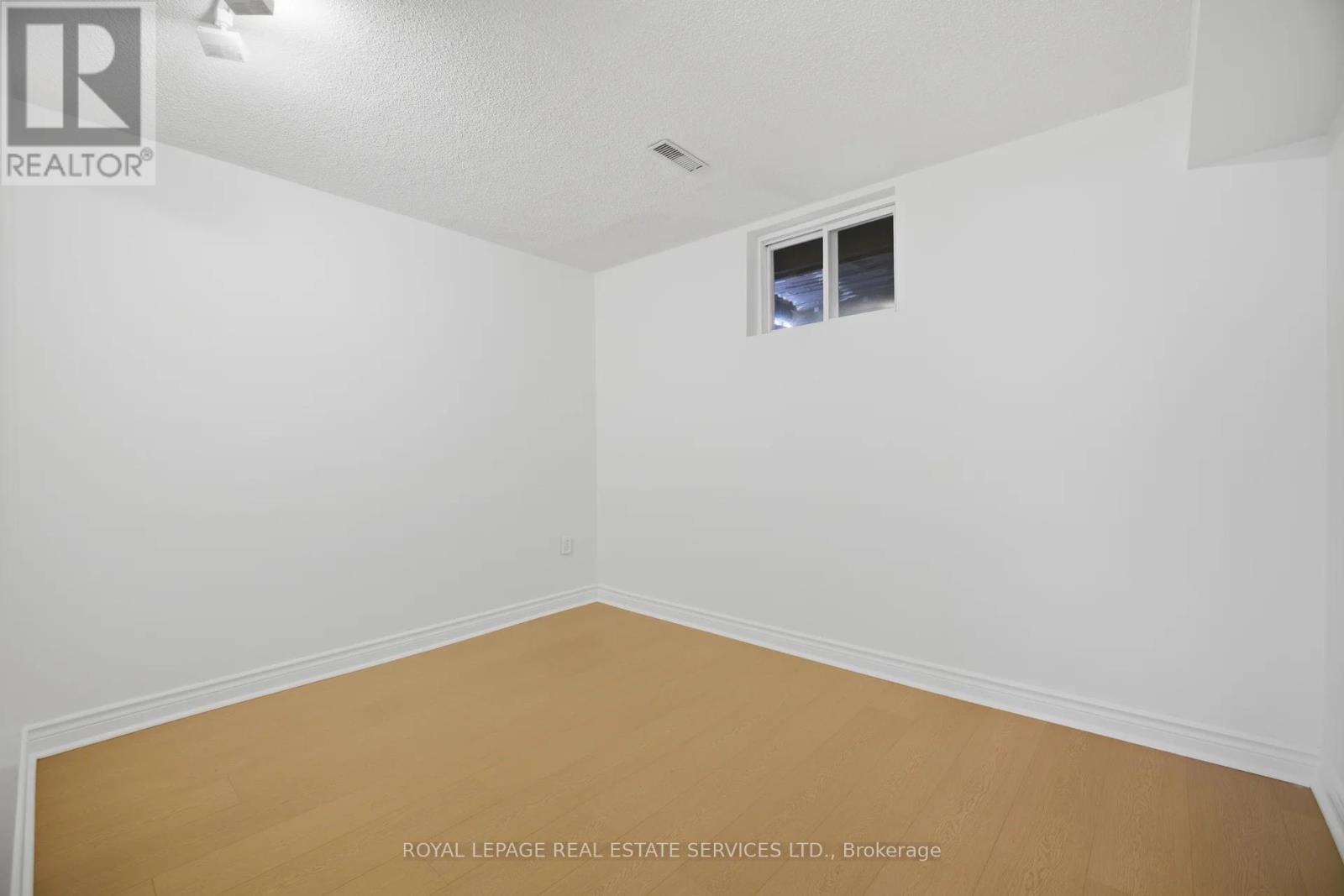 142 OSBORNE CRESCENT — photo 35