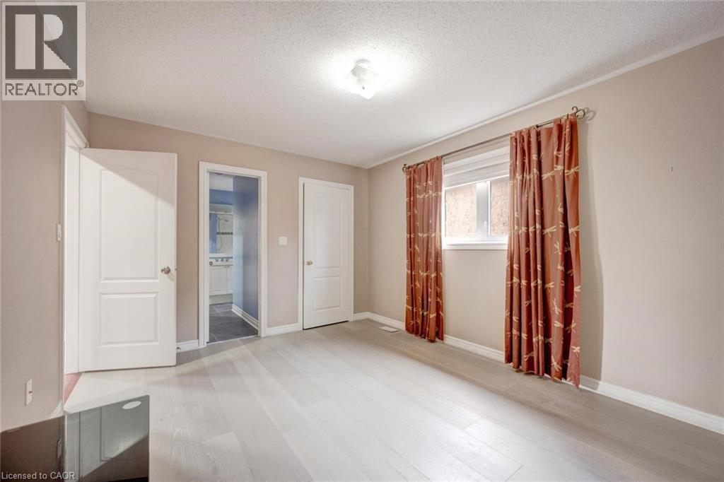 34 FORSYTH Crescent - 39
