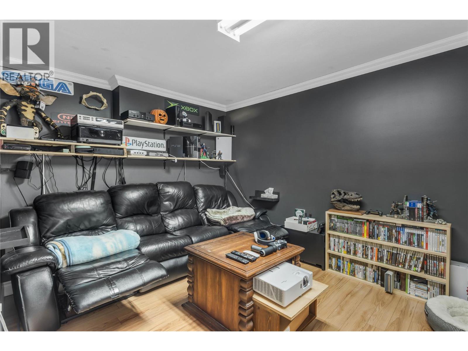 863 HAMMER AVENUE - 33