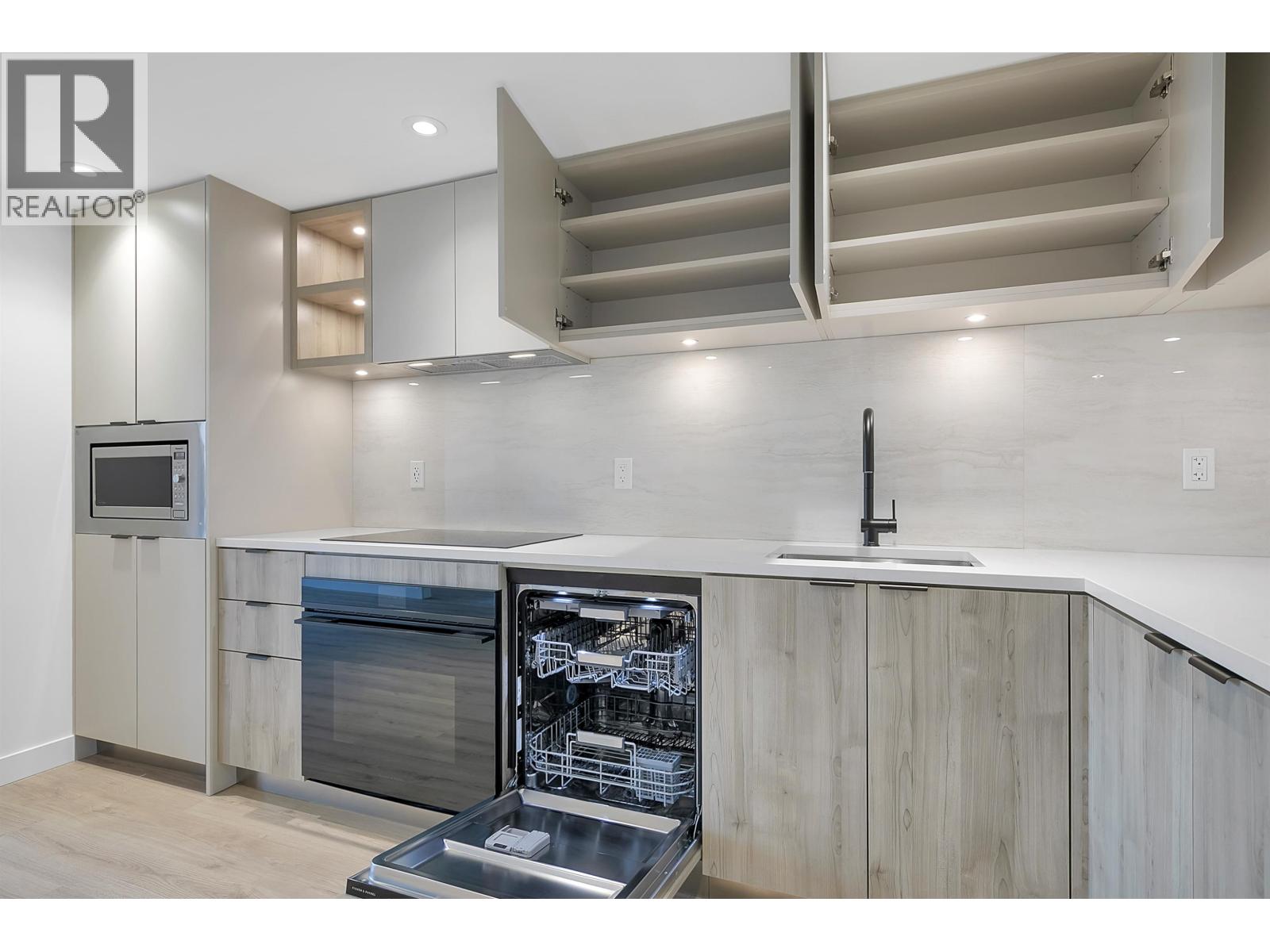 307 755 HARBOURSIDE DRIVE, West Vancouver