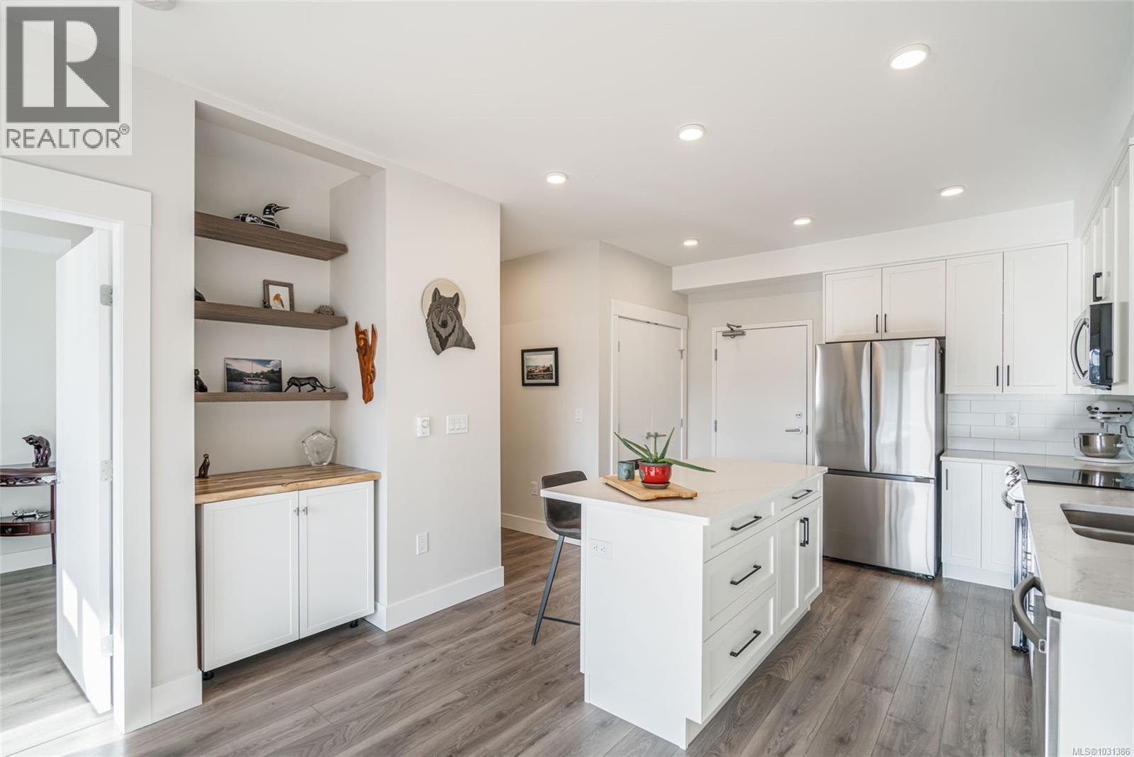 #203 113 HIRST AVE E - 5