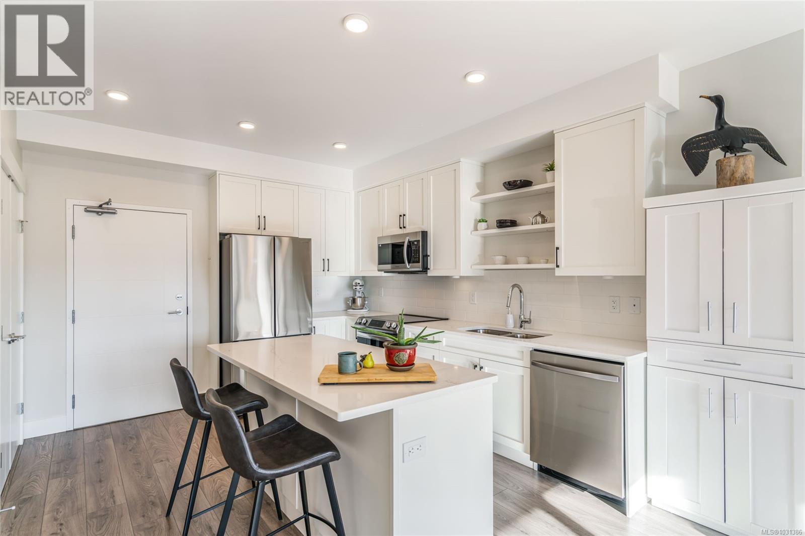 #203 113 HIRST AVE E - 4