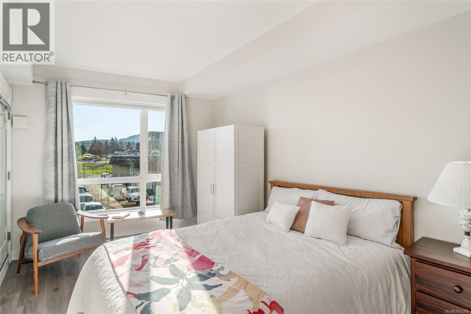 #203 113 Hirst Ave E - 7