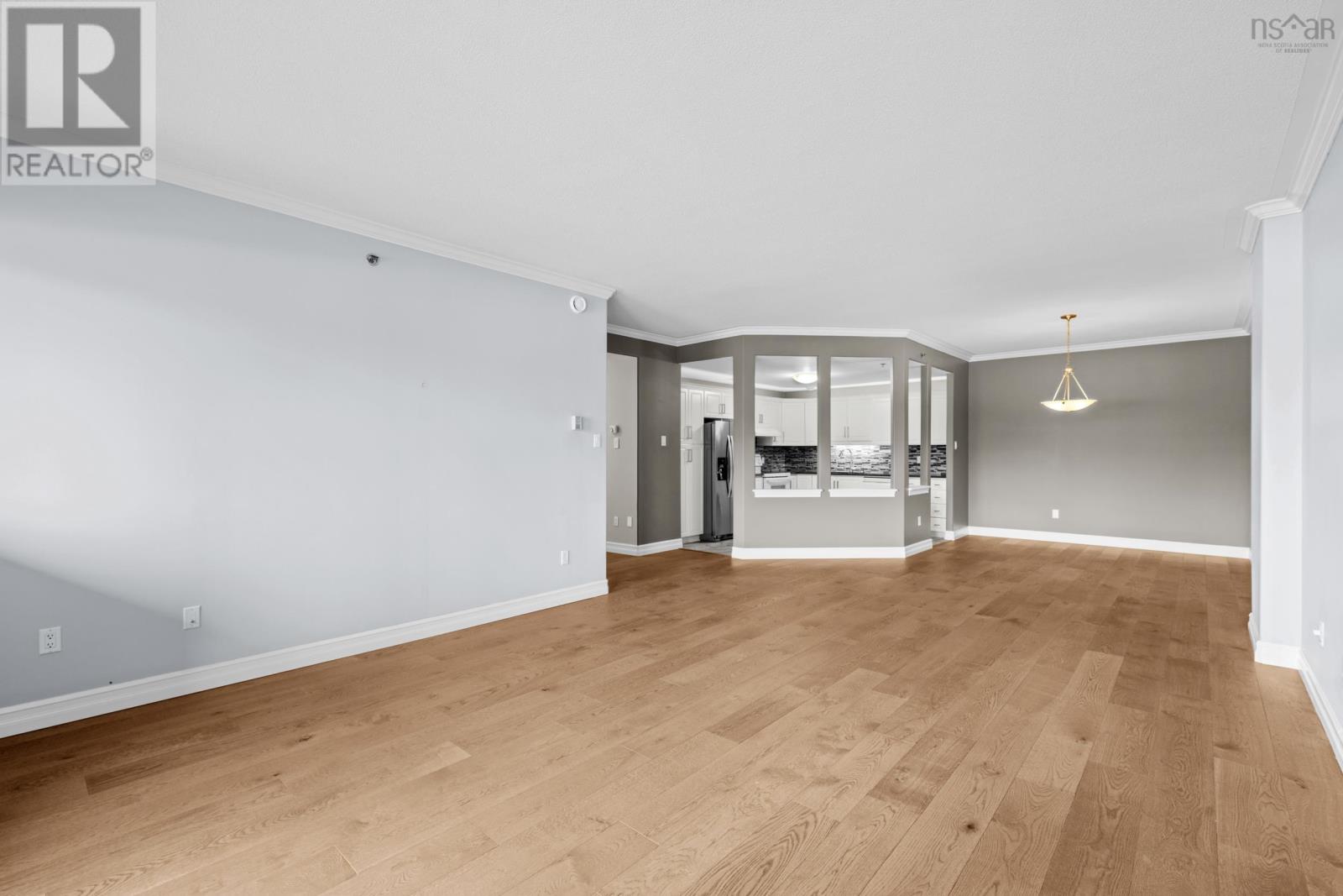 #101 52 WHITEHALL CRESCENT - 12