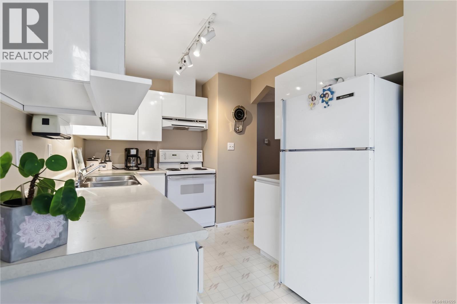 406 935 Johnson Street, Victoria