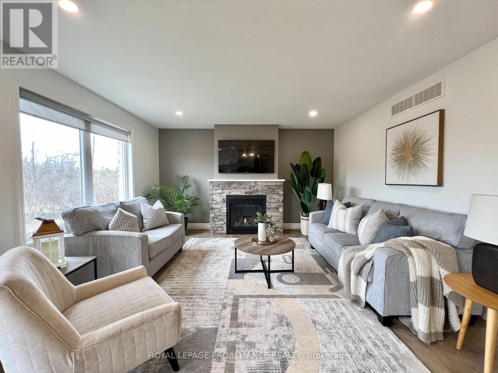 55 LANARK DRIVE - 12