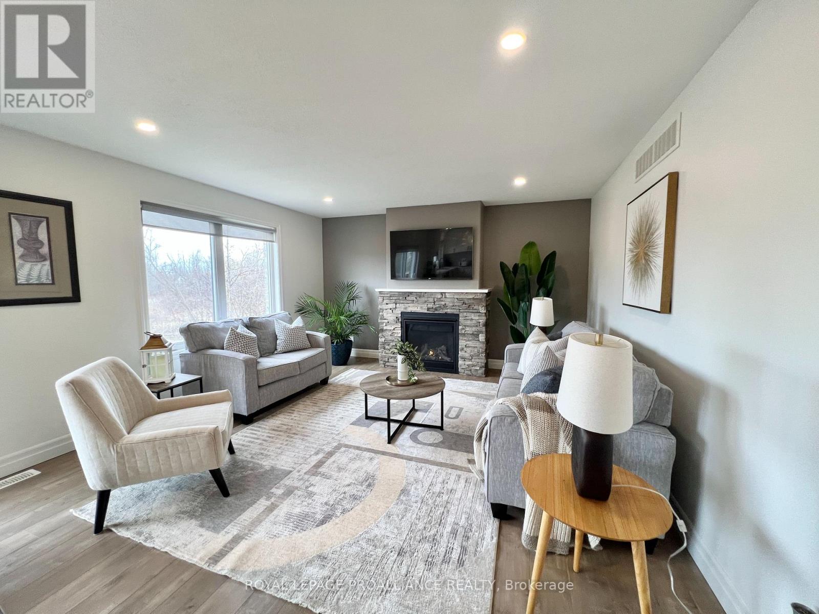 55 LANARK DRIVE - 16
