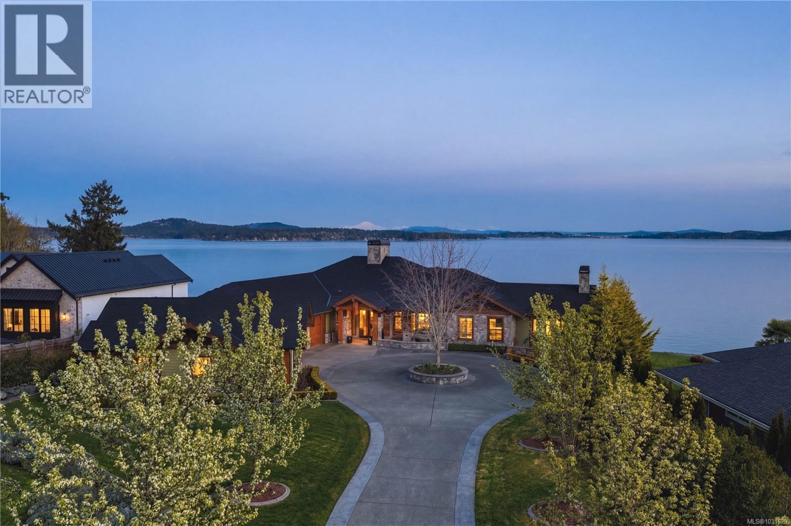 3070 BEACHFRONT CRES - 1