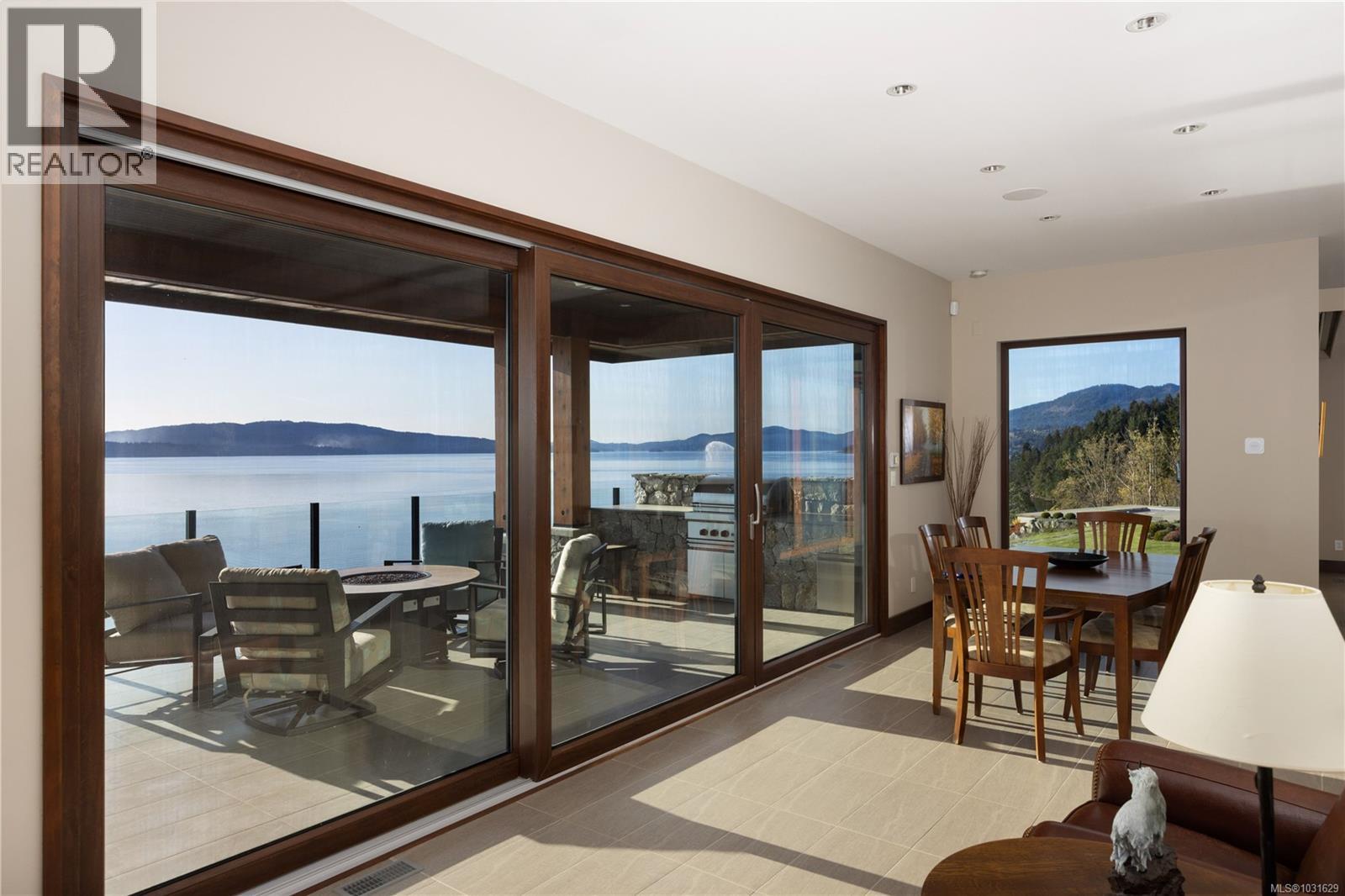 3070 BEACHFRONT CRES - 24