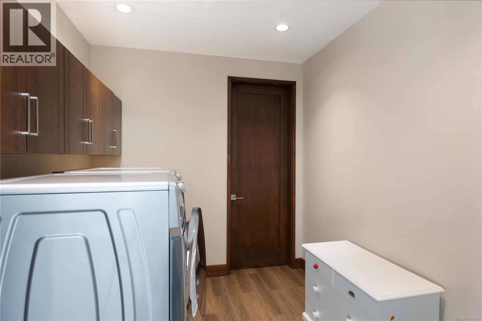 3070 BEACHFRONT CRES - 45