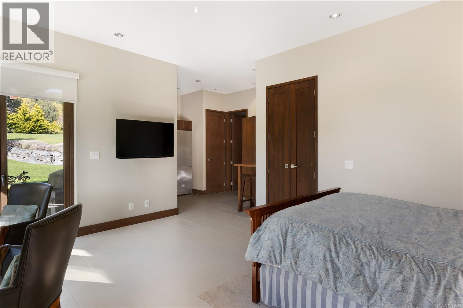 3070 BEACHFRONT CRES - 54