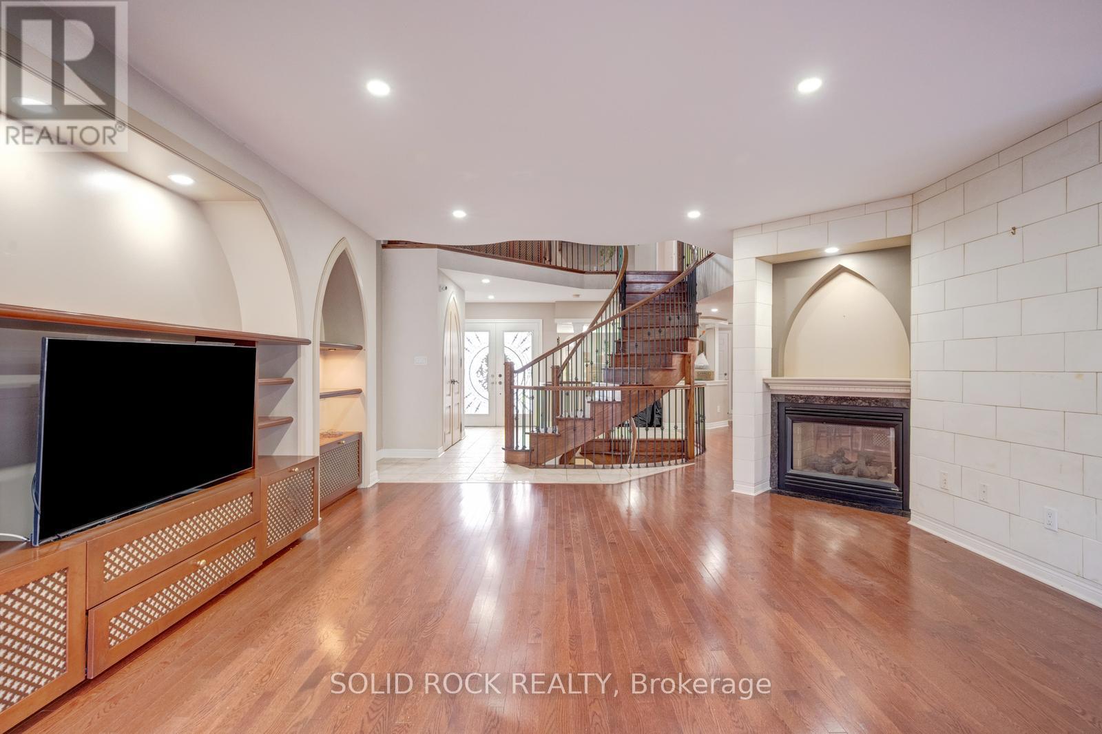 34 FORSYTH CRESCENT - 18