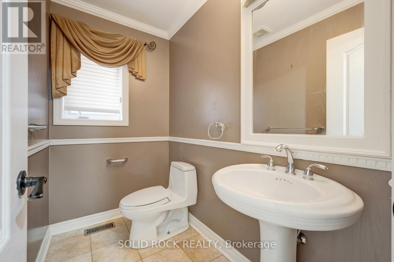 34 FORSYTH CRESCENT - 22