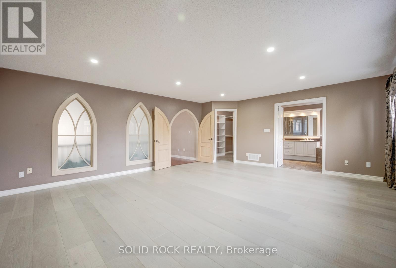 34 FORSYTH CRESCENT - 27