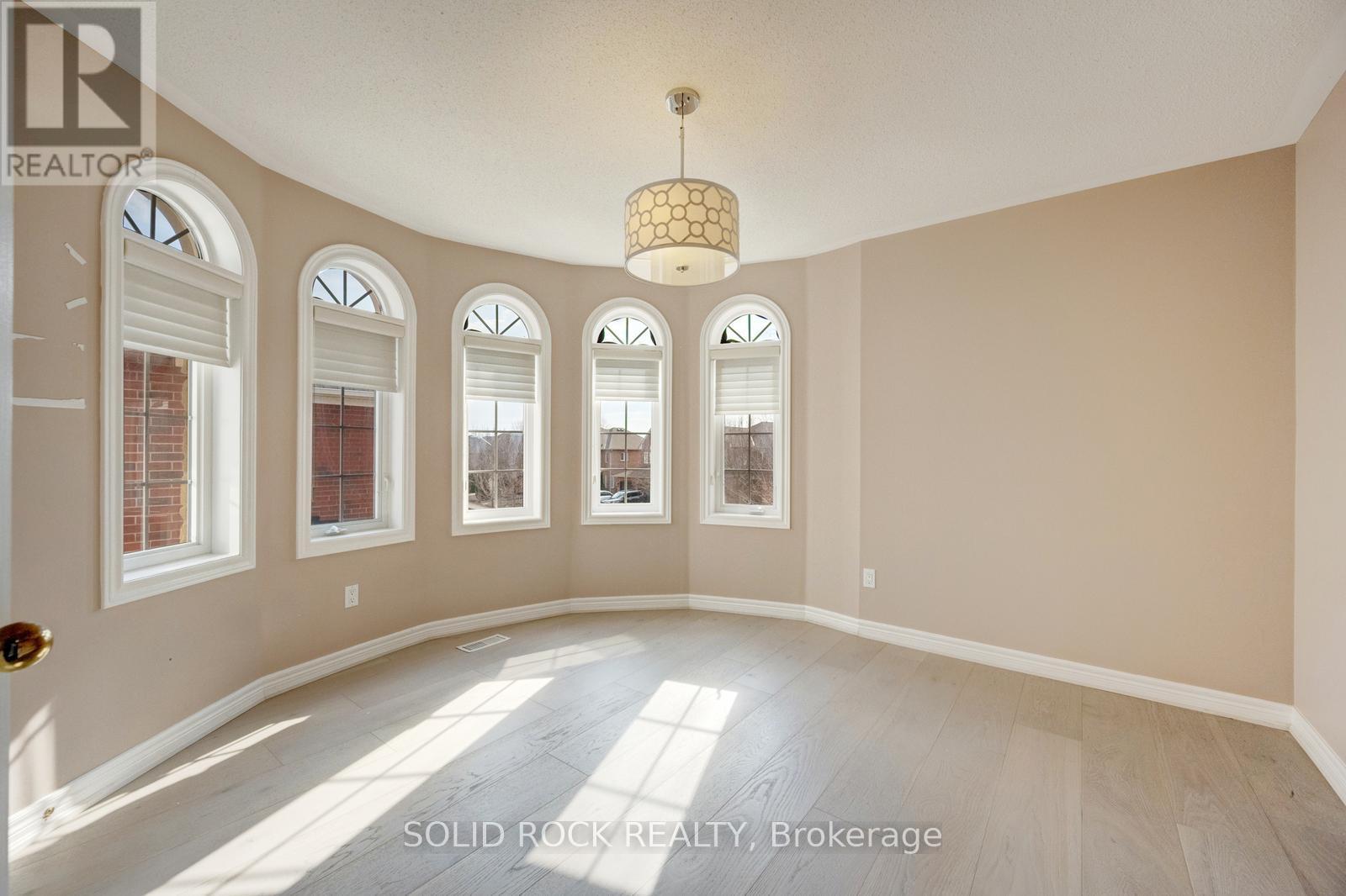 34 FORSYTH CRESCENT - 32