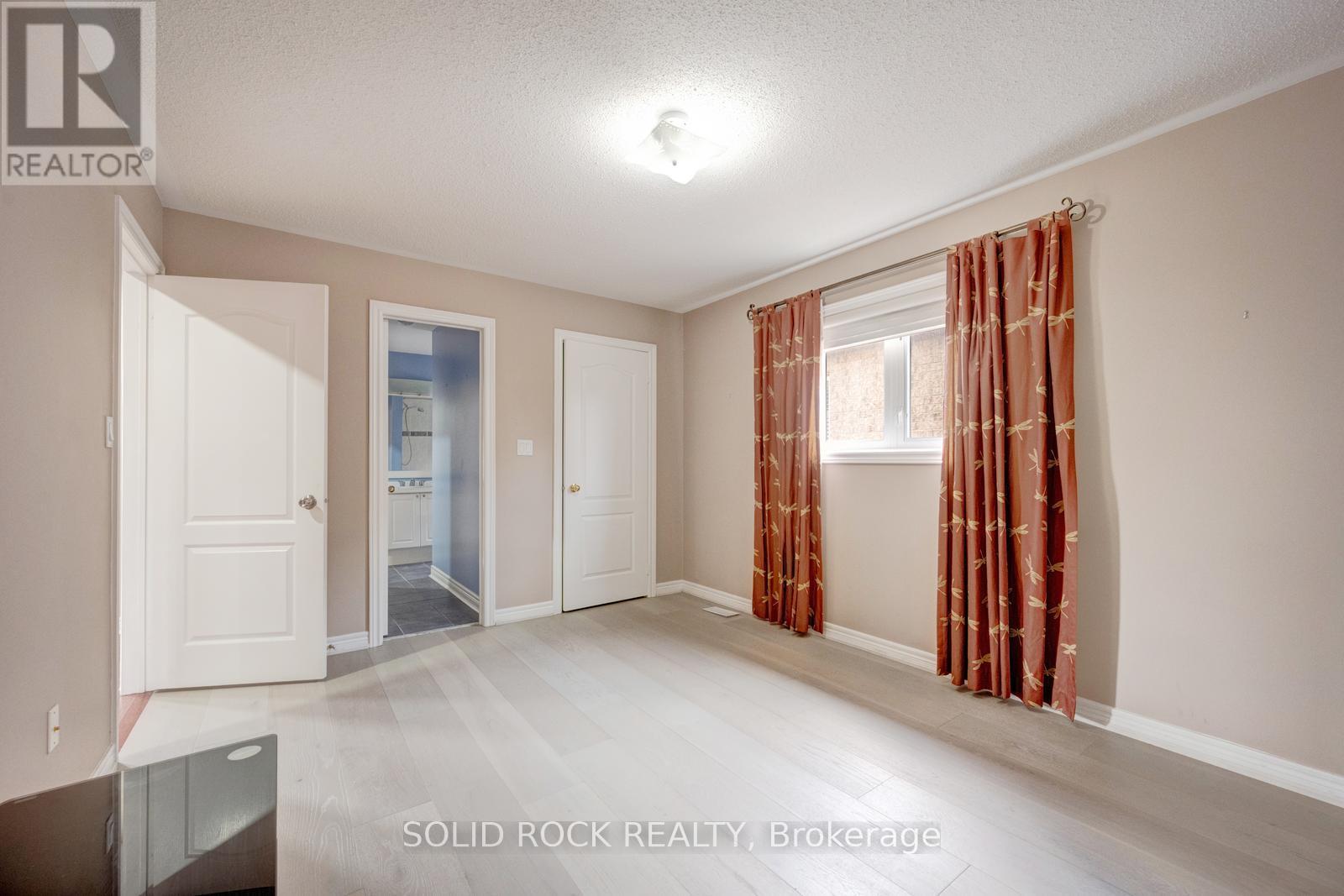 34 FORSYTH CRESCENT - 39