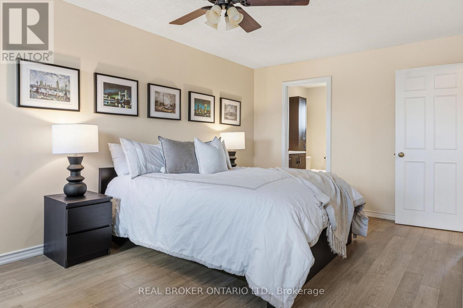18 COTSWOLD COURT - 22