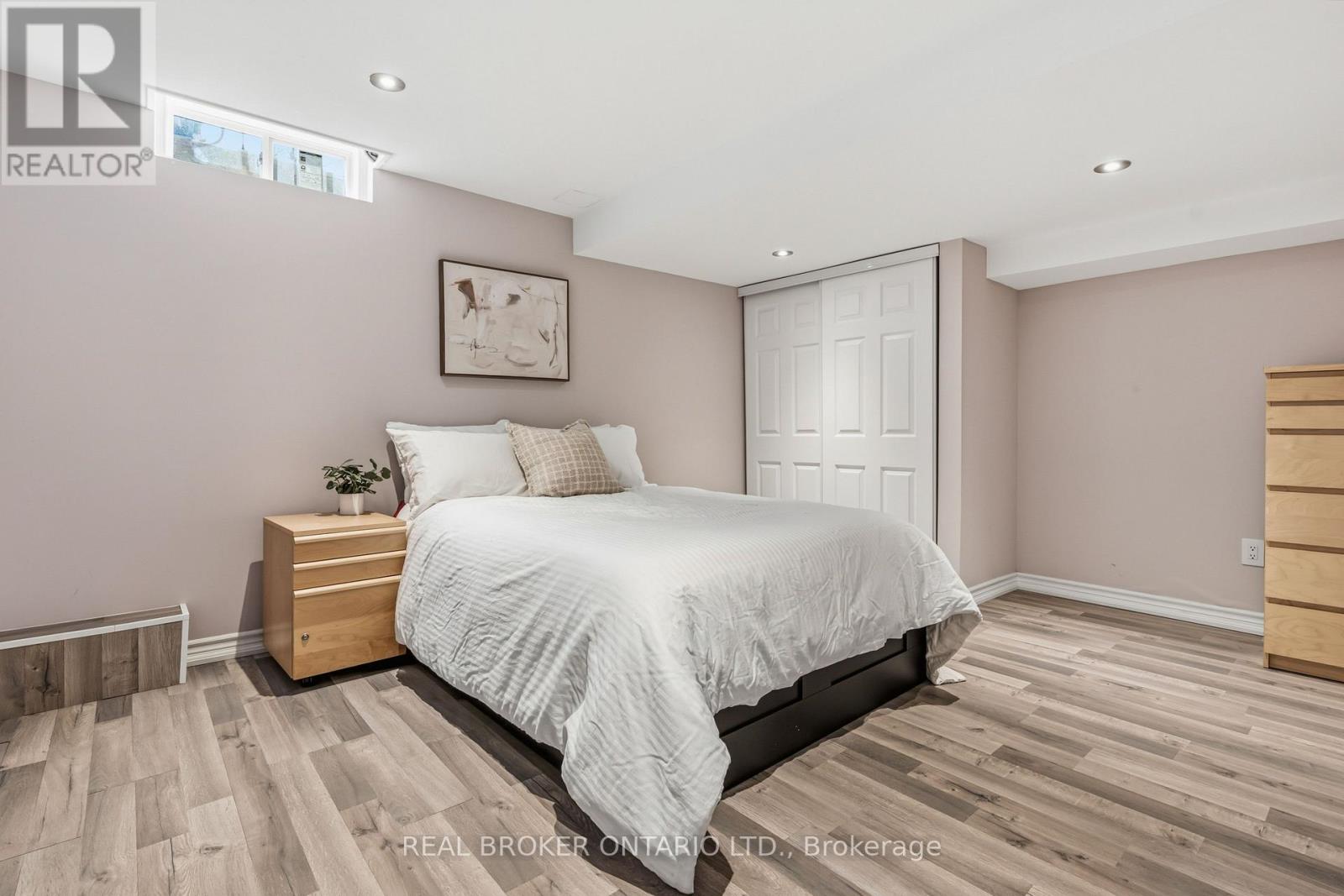 18 COTSWOLD COURT - 35