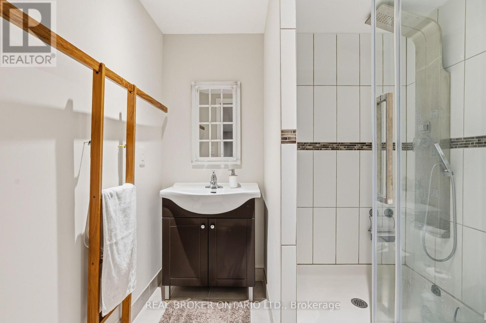 18 COTSWOLD COURT - 36