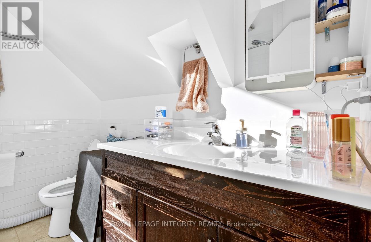 73 RENFREW AVENUE - 18