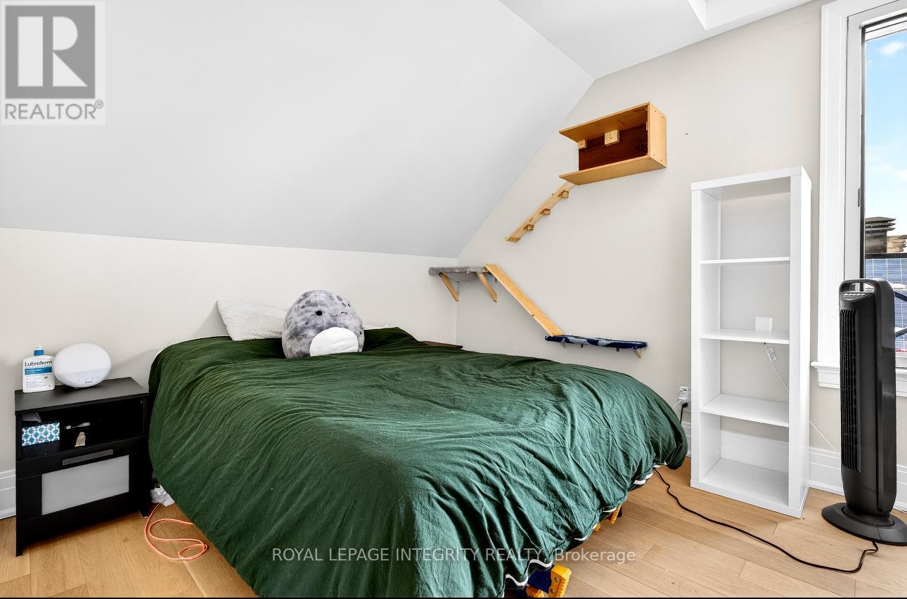 73 RENFREW AVENUE - 21