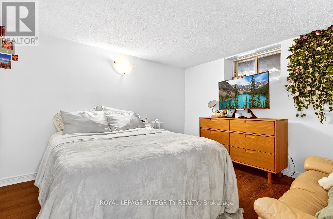 73 RENFREW AVENUE - 25