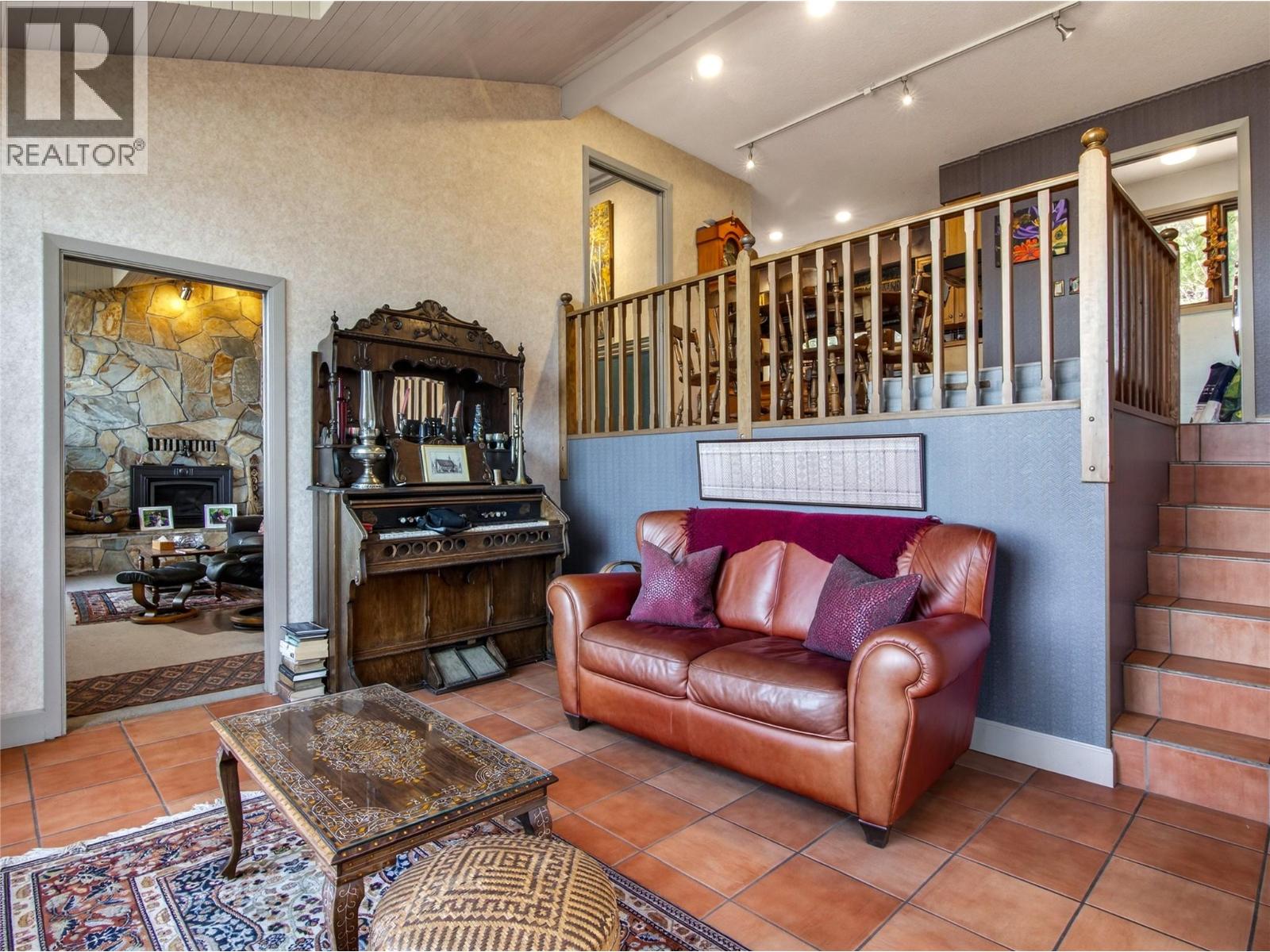 1910 SUTHERLAND ROAD - 9