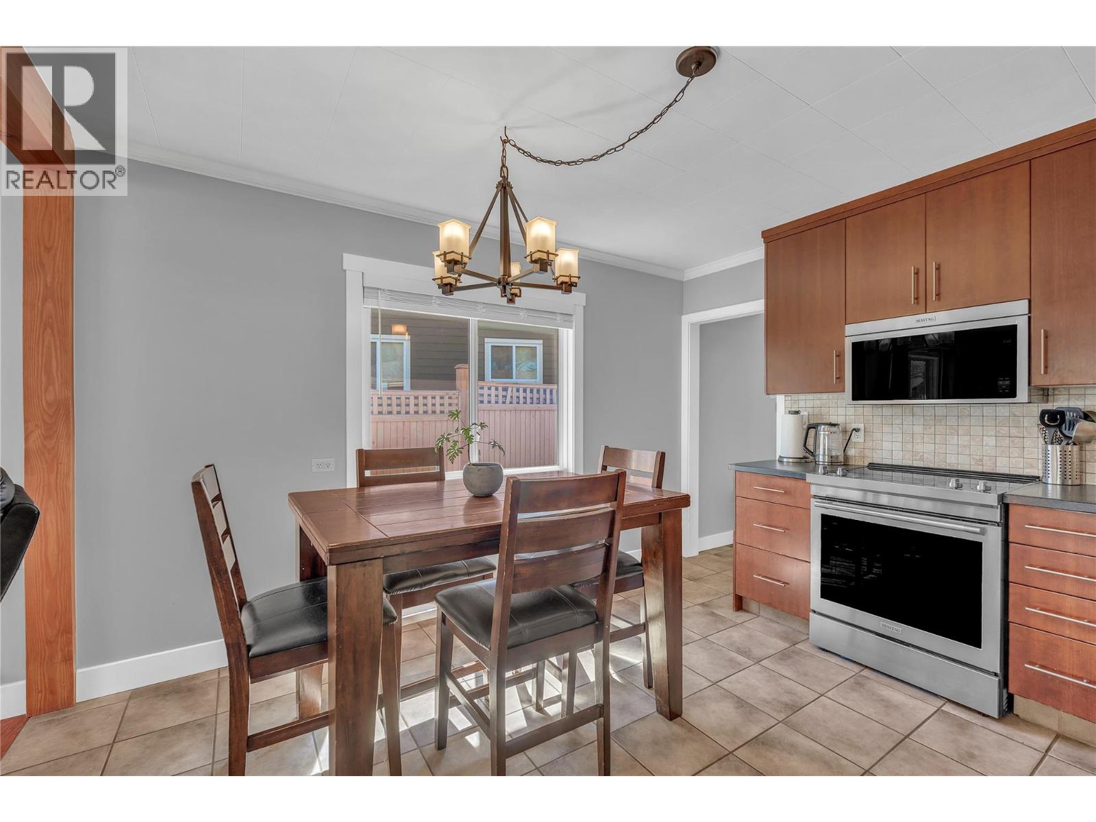 10602 Victoria Road S - 7