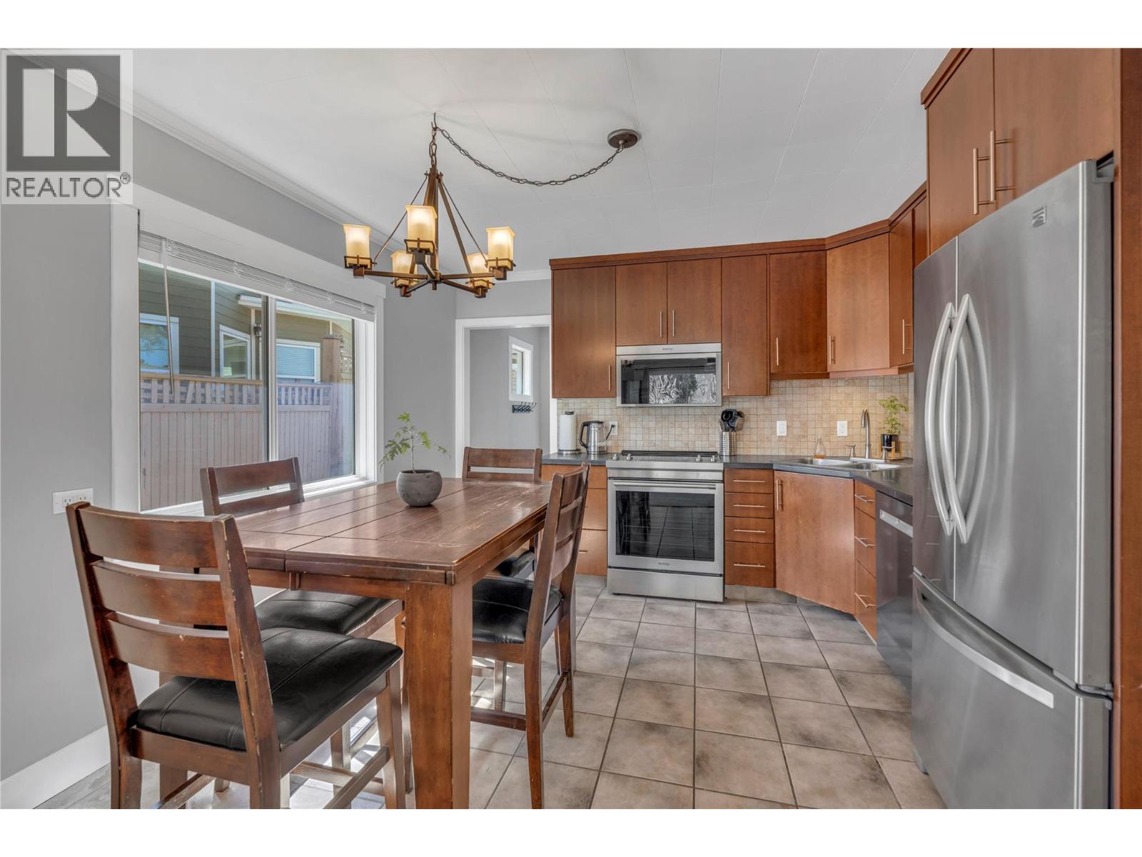 10602 Victoria Road S - 6