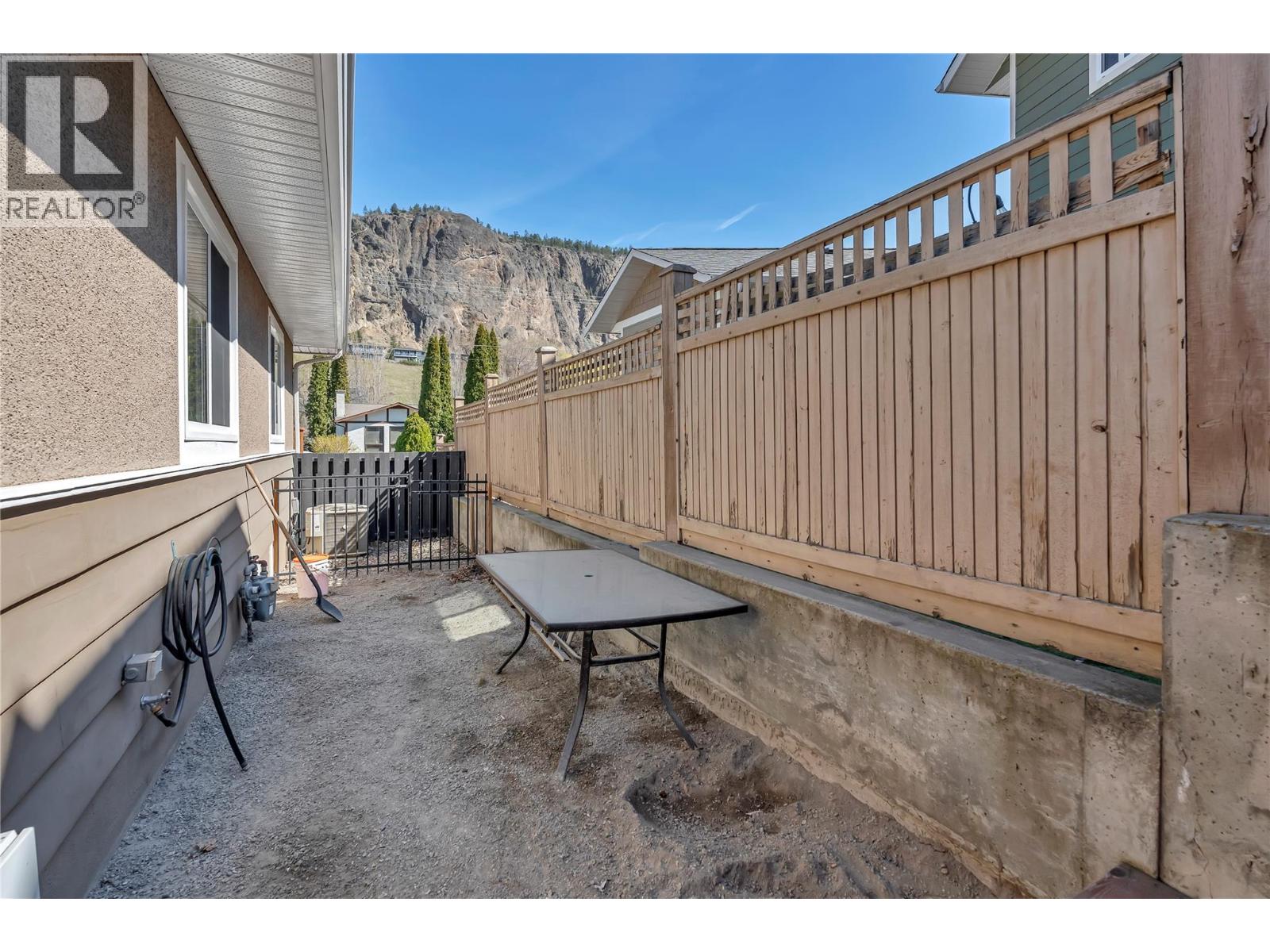 10602 Victoria Road S - 32