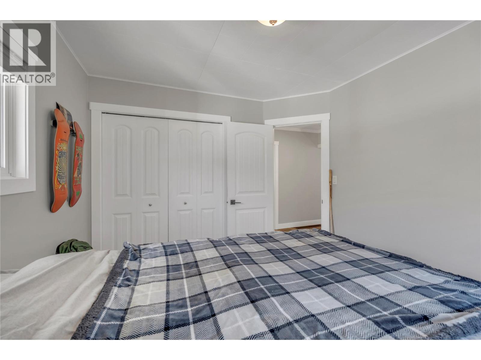 10602 Victoria Road S - 16