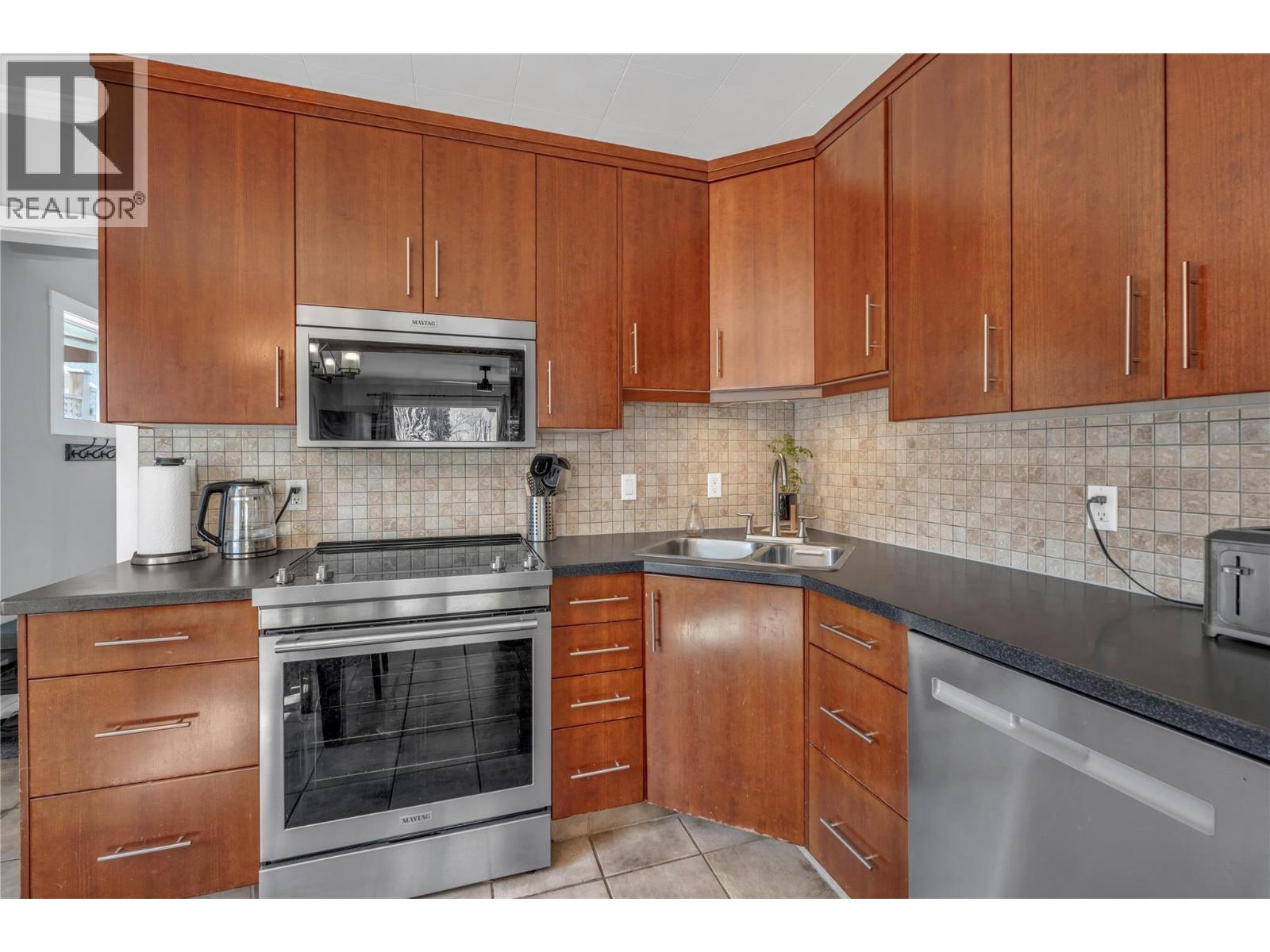 10602 Victoria Road S - 10