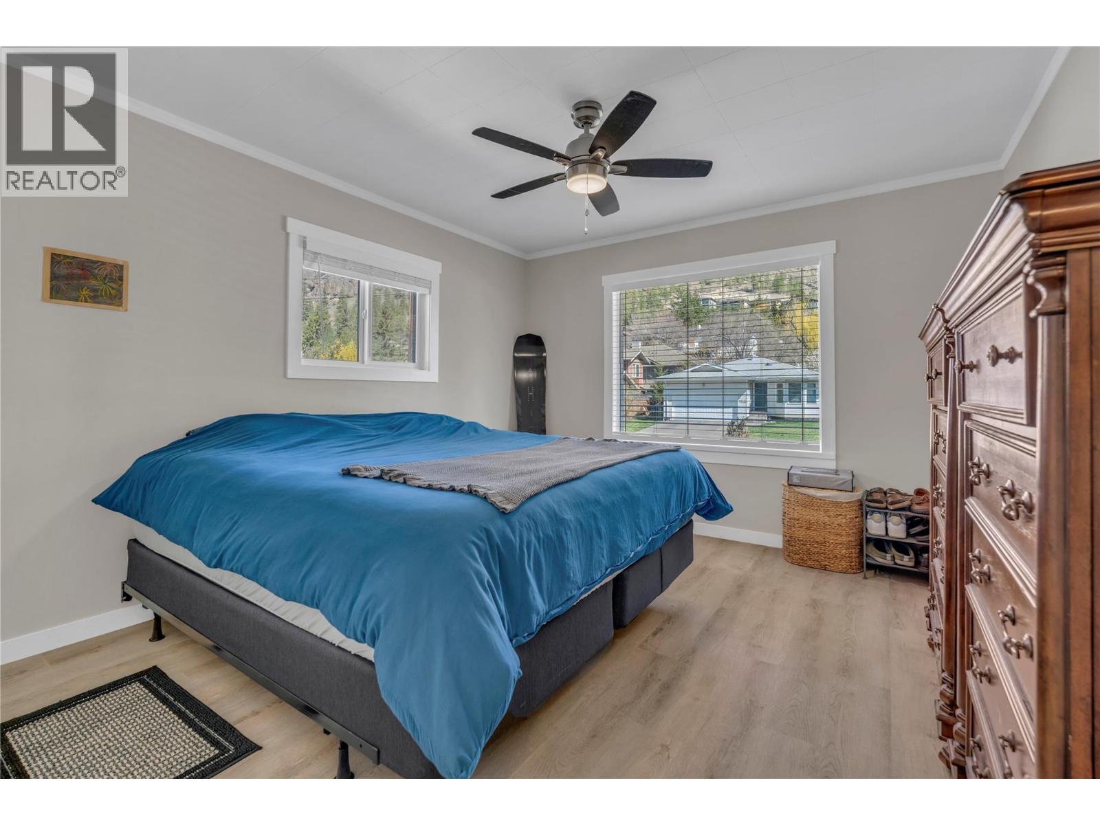 10602 Victoria Road S - 12