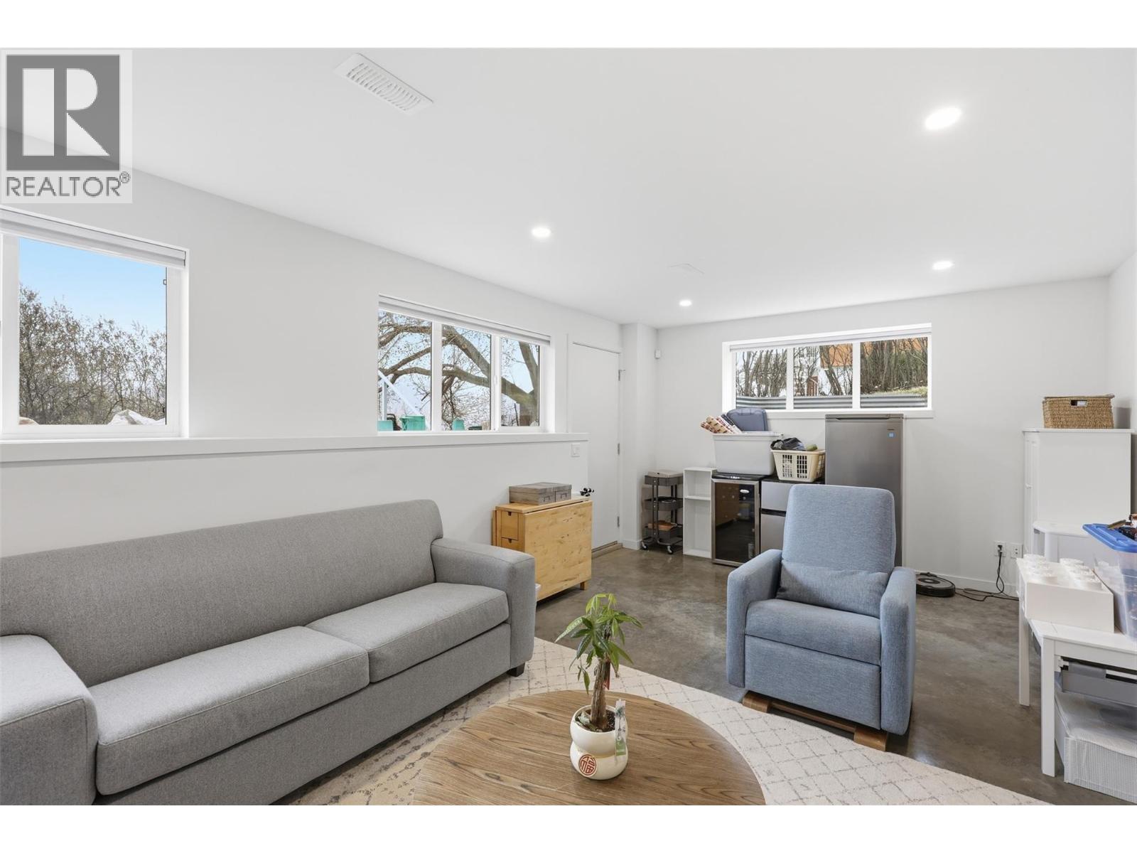 360 ST PAUL Street W - 54